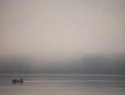 La niebla matutina se cierne sobre el río Tshuapa, en la misma región donde creció la defensora del medio ambiente Benitha Bompendju