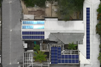 Paneles solares en edificio público en Cali 