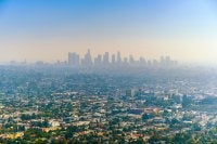 De Pekín a Los Ángeles, el mismo enemigo invisible: el ozono en el aire
