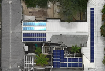 Paneles solares en edificio público en Cali 