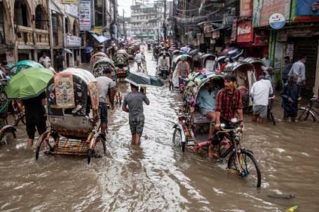 Las fuertes lluvias de agosto de 2023 inundaron las calles de Chittagong, Bangladesh. Responder a los impactos cada vez más graves del cambio climático, incluido abordar las “pérdidas y daños” relacionados con el clima, es un tema clave de la agenda de la COP28. Foto de amdadphoto/Shutterstock