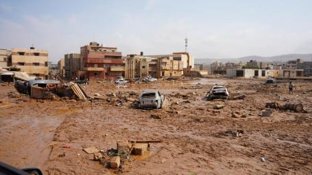 Las inundaciones en Derna, Libia, en septiembre de 2023 se cobraron miles de vidas. Las inundaciones y otros impactos del cambio climático son cada vez más graves y deben abordarse en la COP28. Foto de Seraj Elhouni/Shutterstock