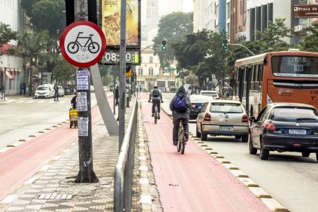 Una ciclovía en el centro de Sao Paulo, Brasil. Los gobiernos municipales y nacionales deben colaborar más para lograr una urbanización sostenible y reducir las emisiones. Foto de Alf Ribeiro/Shutterstock