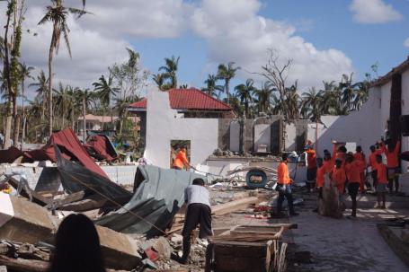 Un equipo de trabajo limpia los escombros después de un gran tifón en Filipinas en 2022. La fase política del balance Mundial informará las futuras acciones climáticas de los países y el apoyo a las naciones vulnerables. Foto de Pascal Canning/Shutterstock
