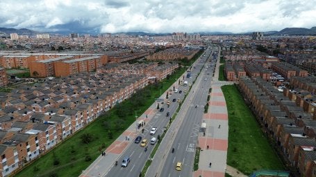 Tramode la Avenida Guayacanes entre Calles 43 Sur y 45A Sur