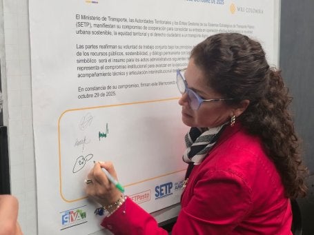 Firma del memorando de entendimiento para implementación de sistemas de transporte público