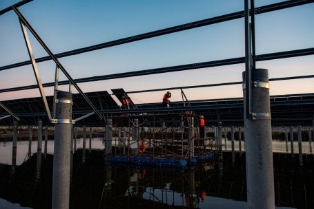 Construcción de una planta de energía solar en China