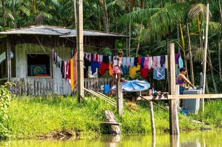 Una vivienda a orillas del río Guamá, en Belém (Brasil)