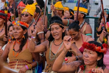 Miembros del grupo indígena munduruku de la región amazónica organizaron una manifestación frente a la COP30. La cumbre contó con una mayor participación de los pueblos indígenas que en años anteriores.