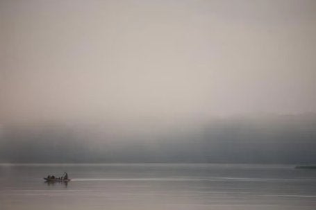 La niebla matutina se cierne sobre el río Tshuapa, en la misma región donde creció la defensora del medio ambiente Benitha Bompendju
