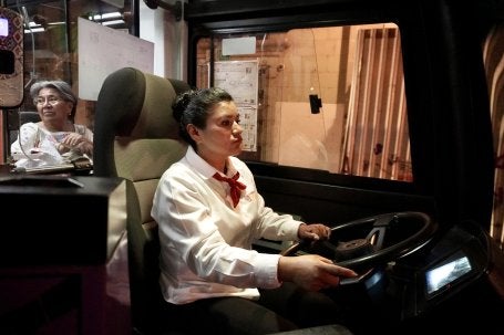 Cómo incorporar a más mujeres conductoras al transporte público: lecciones desde México