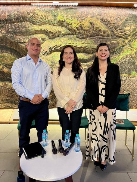 Diego Díaz Barriga Yáñez, Chief Sustainability Officer de Revolta MX, y una representante de la desarrolladora de vivienda Javer