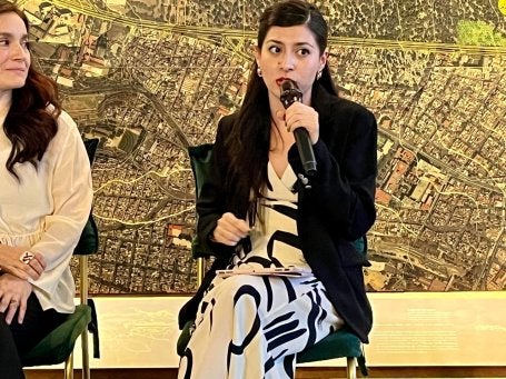 una representante de la desarrolladora de vivienda Javer