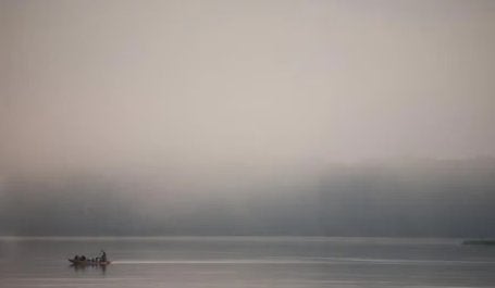 La niebla matutina se cierne sobre el río Tshuapa, en la misma región donde creció la defensora del medio ambiente Benitha Bompendju