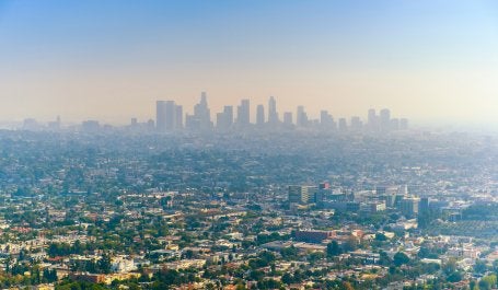 De Pekín a Los Ángeles, el mismo enemigo invisible: el ozono en el aire