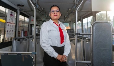 Cómo incorporar a más mujeres conductoras al transporte público: lecciones desde México