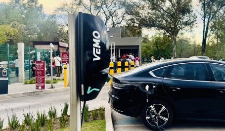 Infraestructura de recarga para vehículos eléctricos en Chapultepec, Ciudad de México.