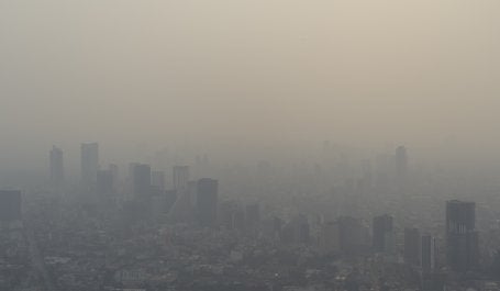 La foto de la ciudad de México cubierta de humo es de Santiago Arau, y es reproducida aquí con su autorización.