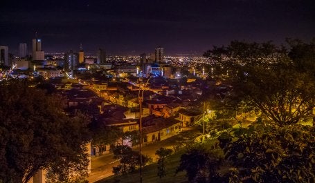 La ciudad de Cali, en Colombia, por Alexander Schimmeck en Flickr.