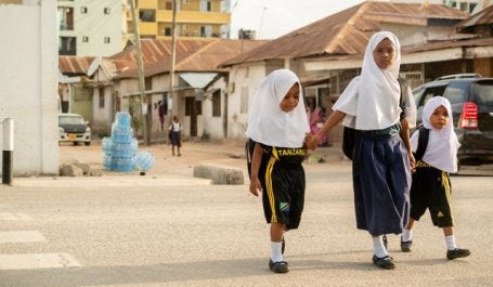 El programa SARSAI ayuda a que sea más seguro para los niños en Dar es Salaam, Tanzania, caminar a la escuela. Foto de Kyle Laferriere.