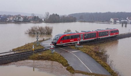 Un camino inundado que cruza con un ferrocarril, en 2021, en Alemania. Foto: bear_productions/Shutterstock