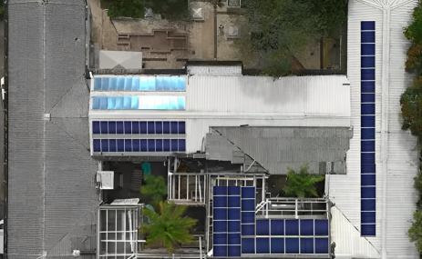 Paneles solares en edificio público en Cali 