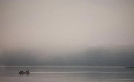 La niebla matutina se cierne sobre el río Tshuapa, en la misma región donde creció la defensora del medio ambiente Benitha Bompendju