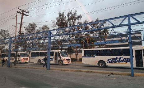 Autobuses de transporte corporativo en Tijuana, Baja California. Este tipo de servicio moviliza a un porcentaje significativo de los viajes laborales en la frontera norte del país.