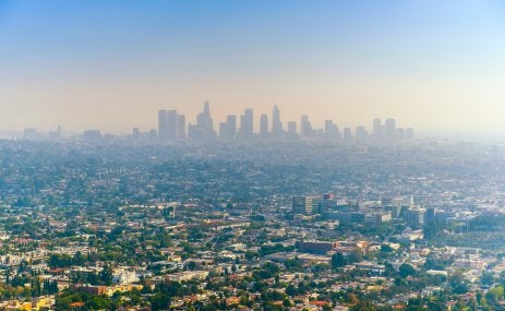 De Pekín a Los Ángeles, el mismo enemigo invisible: el ozono en el aire