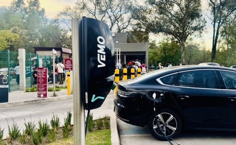 Infraestructura de recarga para vehículos eléctricos en Chapultepec, Ciudad de México.