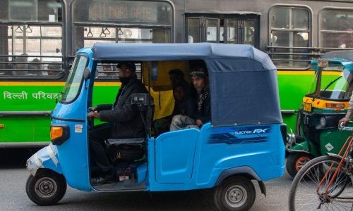 Ciclomotor eléctrico en Nueva Delhi, India