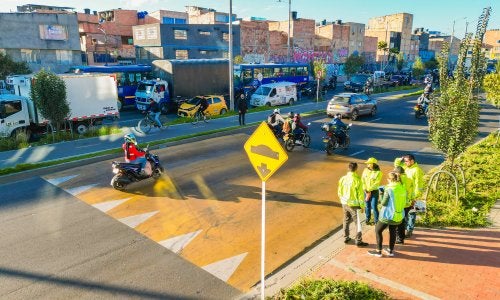 Resalto parabólico en la Avenida Guayacanes, Bogotá