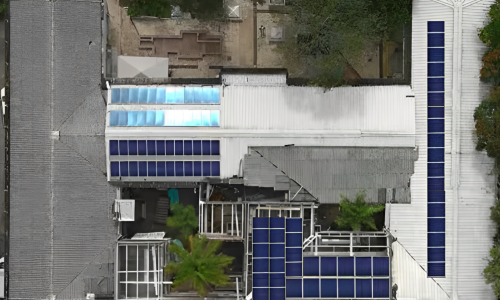 Paneles solares en edificio público en Cali 