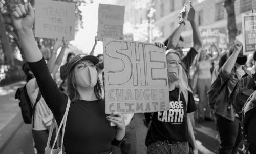 Manifestantes en Londres durante una protesta en Parliament Square en septiembre de 2021. Crédito de foto: Alisdare Hickson en Flickr.