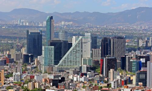 En México, se tiene previsto un incremento en el sector de la construcción en los próximos 10 años, por lo que surge la siguiente pregunta: ¿promoverá México la construcción de edificios cero carbono? Foto por Alejandro Islas Photograph AC/Wikimedia Commons