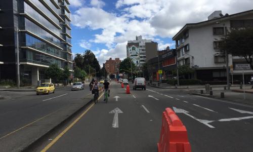 Ciclocarril de la carrera séptima en su transición a permanente en Bogotá, Colombia.