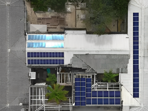 Paneles solares en edificio público en Cali 