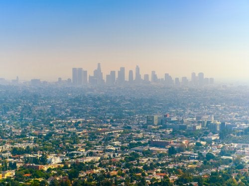 Horizonte de Los Ángeles envuelto en esmog.